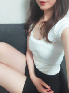 如月ゆあ・某芸能人にそっくり！綺麗なお顔立ちとスレンダーボディーの持ち主